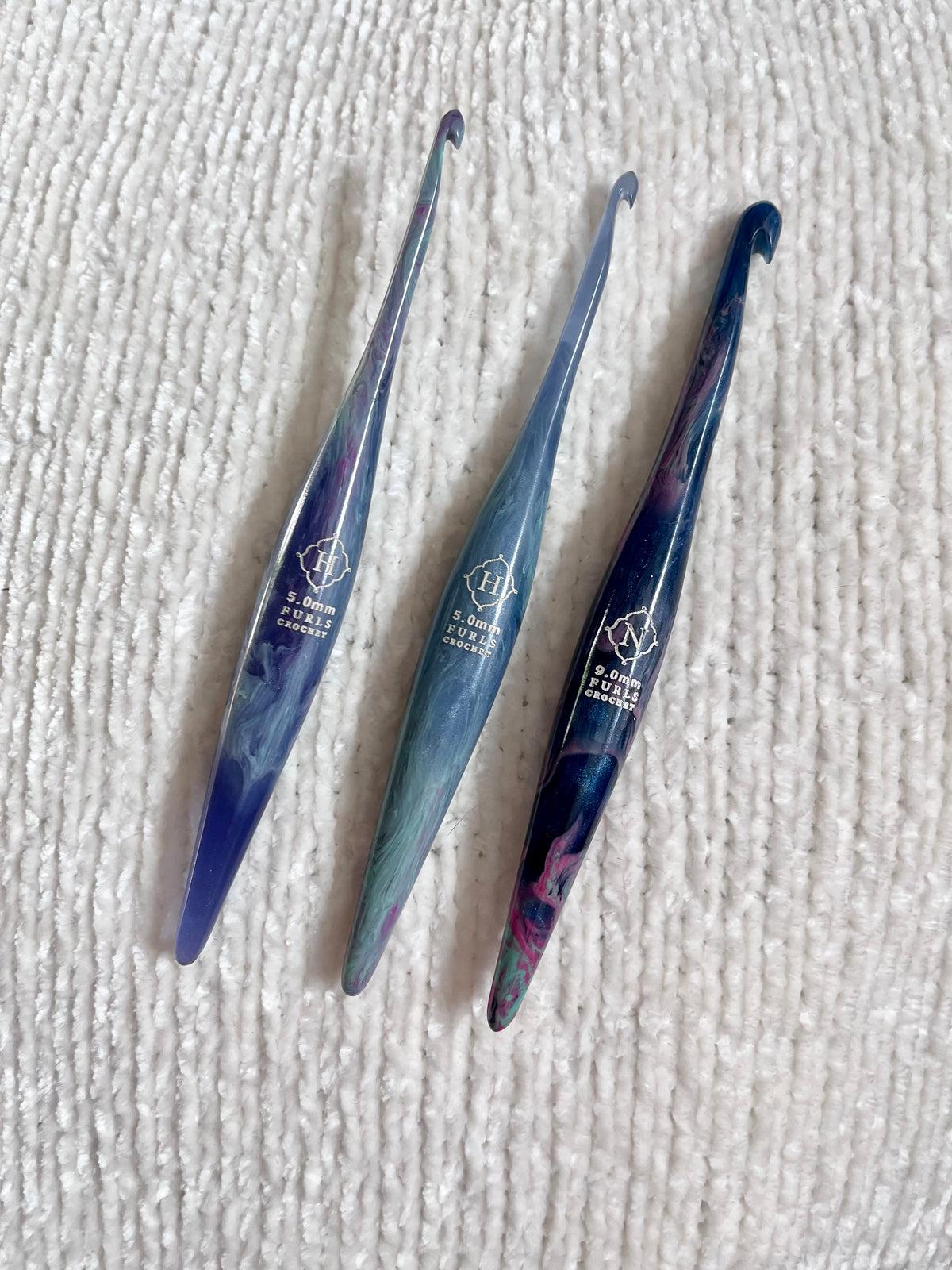 H & N - 5mm & 9mm Furls Taurus Zodiac Resin Streamline Crochet Hook