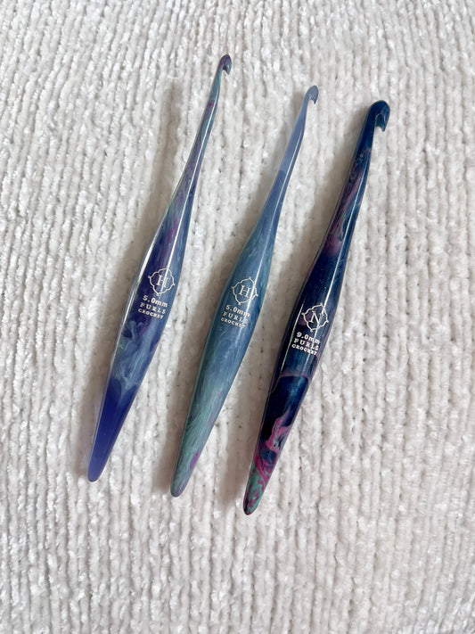H & N - 5mm & 9mm Furls Taurus Zodiac Resin Streamline Crochet Hook