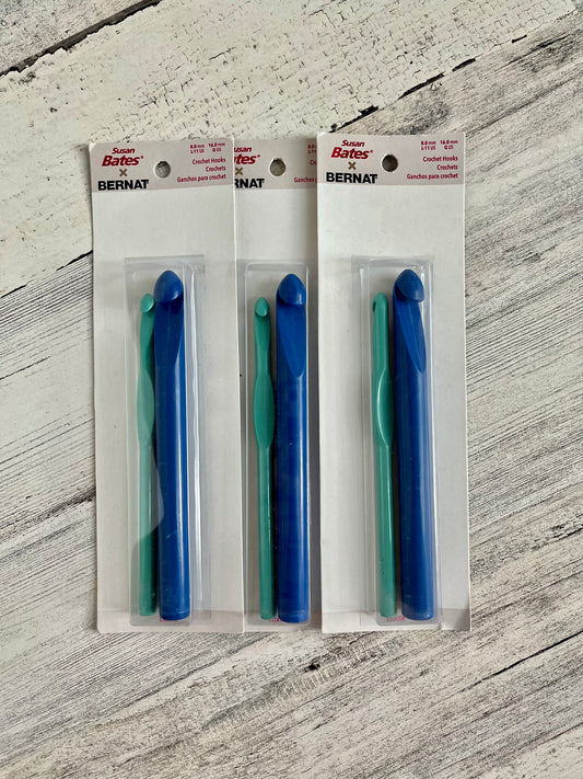 Susan Bates x Bernat - Luxite Plastic Crochet Hooks - L-11 & Q